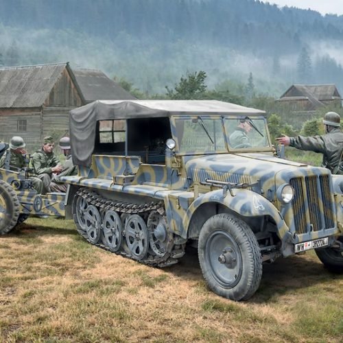 6595 Sd. Kfz. 10 Demag D7 with 7,5 cm leIG 18 and crew