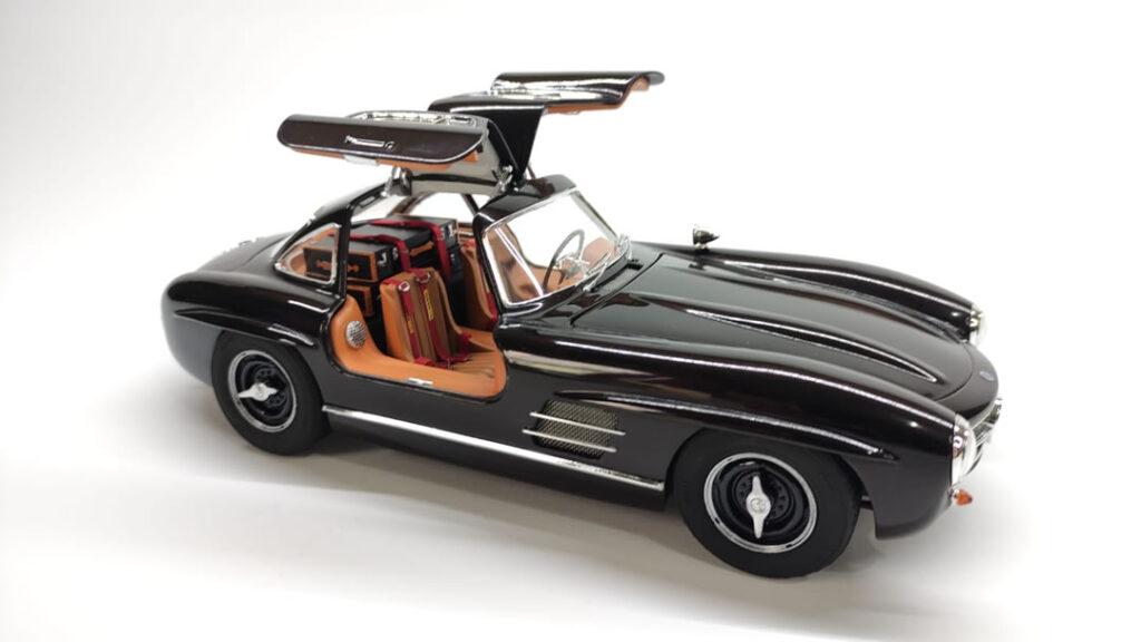 O plastimodelista profissional Ricardo Balista, já conhecido do público em nossa página Amigos do Plastimodelismo, surpreende mais uma vez com um projeto que une respeito à história automotiva e liberdade criativa. A pedido de um cliente conhecido como Tchê, ele recriou o icônico Mercedes-Benz 300 SL Gullwing, da Italeri, em escala 1/16, com uma série de modificações que deram ao modelo um visual único e ousado.