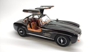 O plastimodelista profissional Ricardo Balista, já conhecido do público em nossa página Amigos do Plastimodelismo, surpreende mais uma vez com um projeto que une respeito à história automotiva e liberdade criativa. A pedido de um cliente conhecido como Tchê, ele recriou o icônico Mercedes-Benz 300 SL Gullwing, da Italeri, em escala 1/16, com uma série de modificações que deram ao modelo um visual único e ousado.