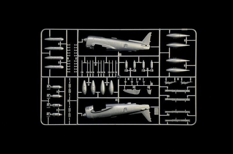 35102 -WAR THUNDER - P-47 N & P-51 D (1 : 72) - Imagem 6